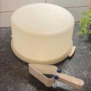 Vintage Tupperware White Cake Carrier with free Tupperware cake cutter included